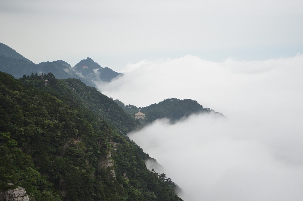 探秘云雾缭绕的仙境——深度庐山旅游团攻略