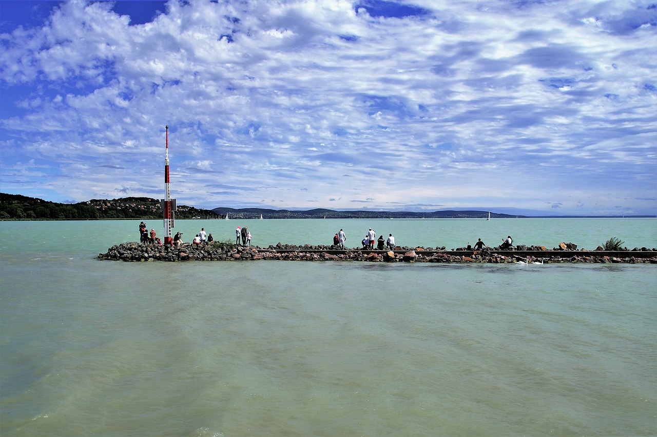 穿越西北大地，金色列车带你驶向天堂之湖——银川到青海湖火车旅行全攻略